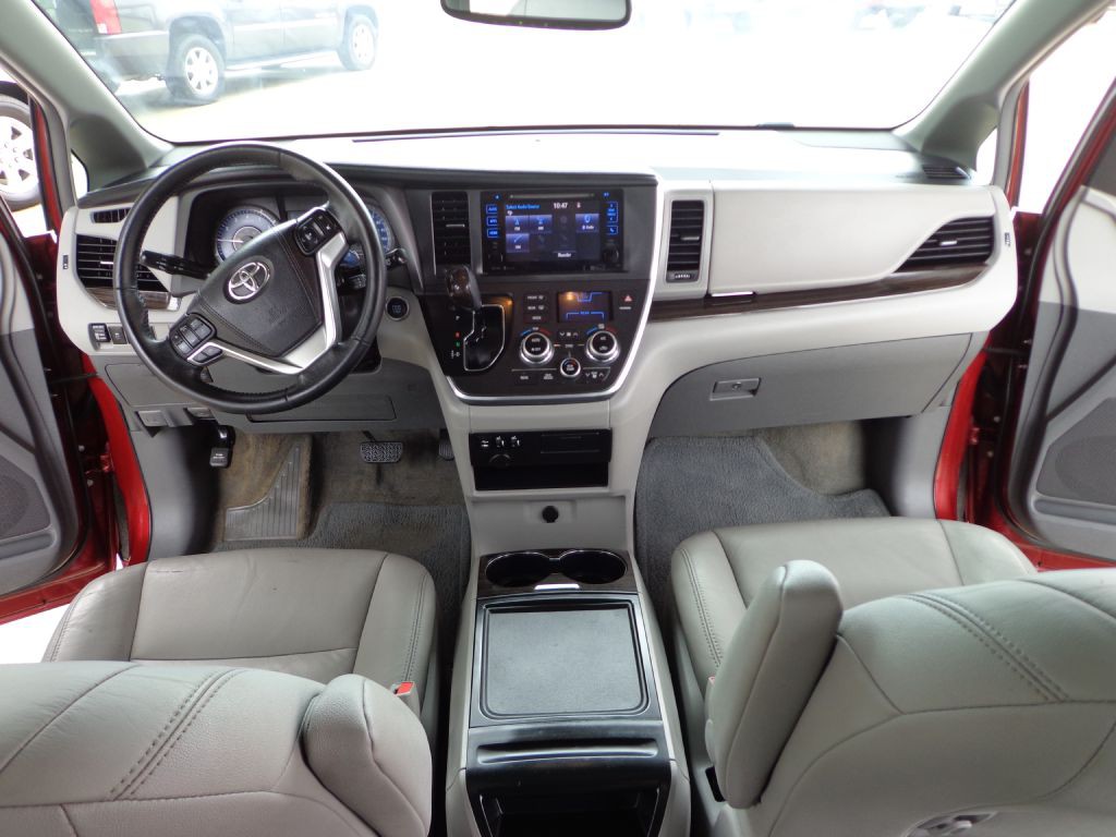 2015 Toyota Sienna Image 23