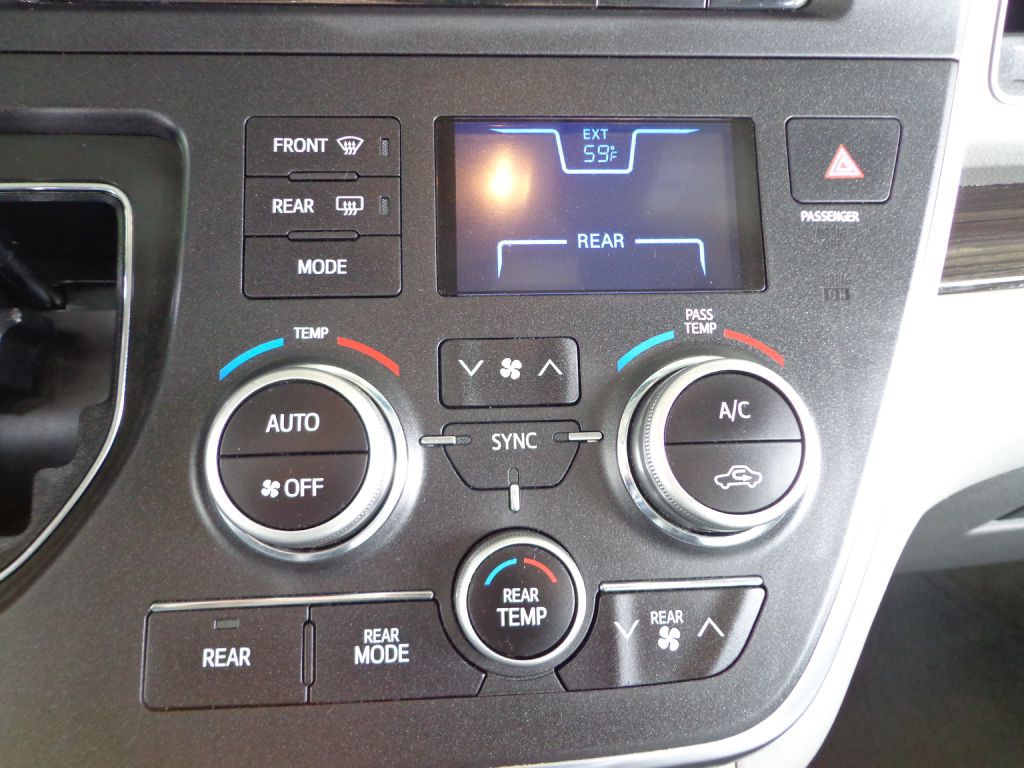 2015 Toyota Sienna Image 25