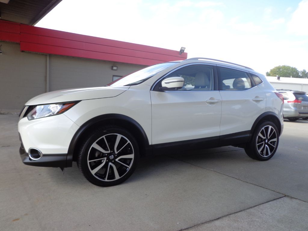 2018 Nissan Rogue Image 1