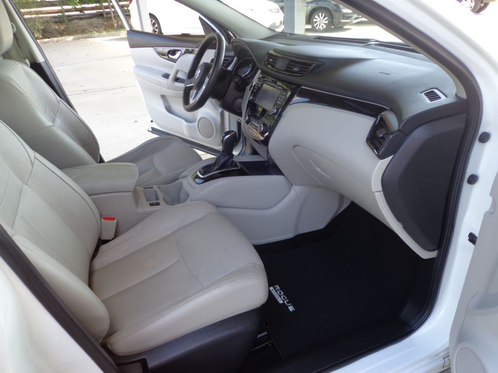 2018 Nissan Rogue Image 18