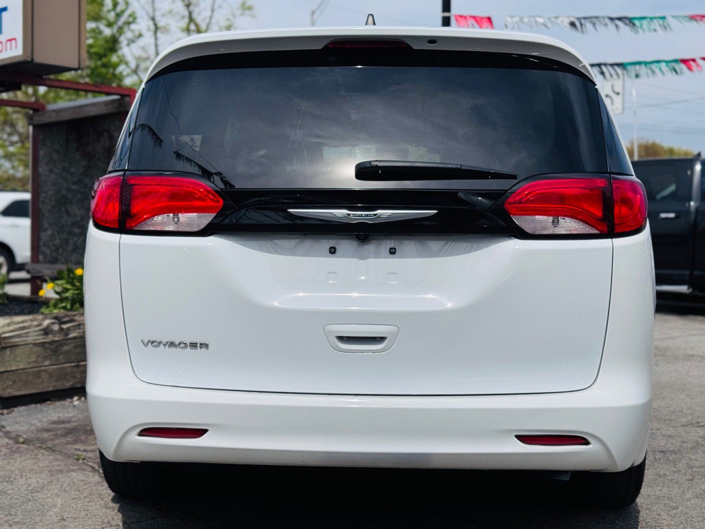 2023 Chrysler Voyager Image 8