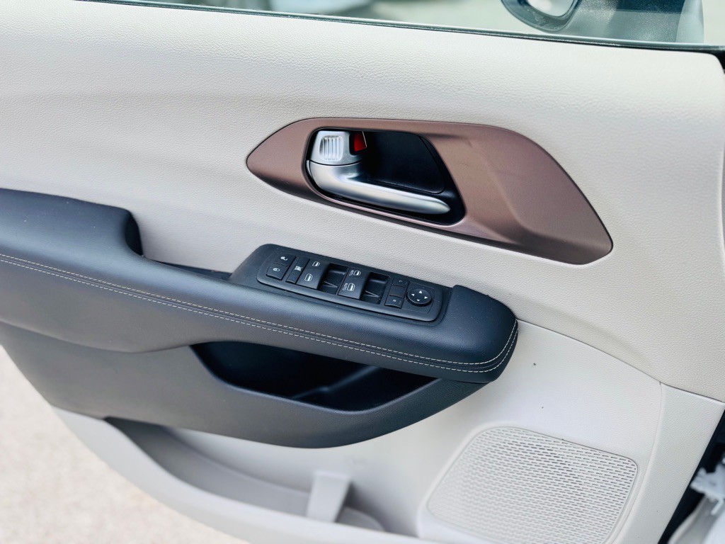 2023 Chrysler Voyager Image 19