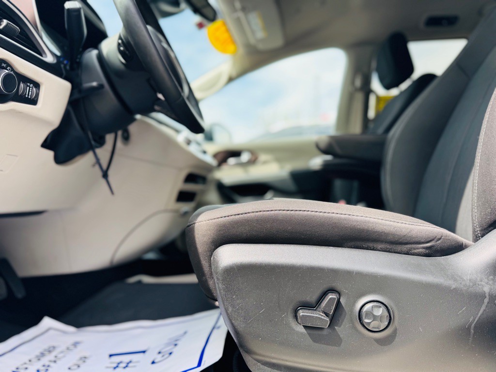 2023 Chrysler Voyager Image 21