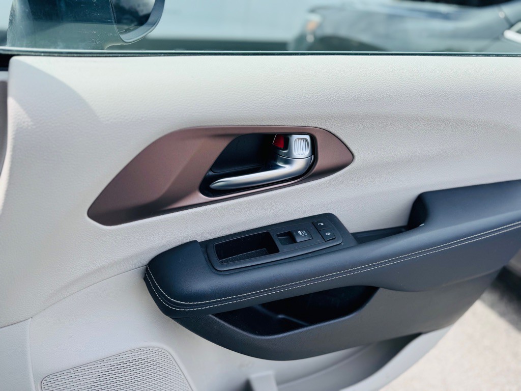 2023 Chrysler Voyager Image 23