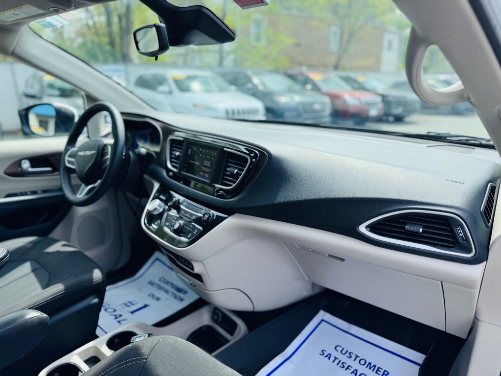 2023 Chrysler Voyager Image 24