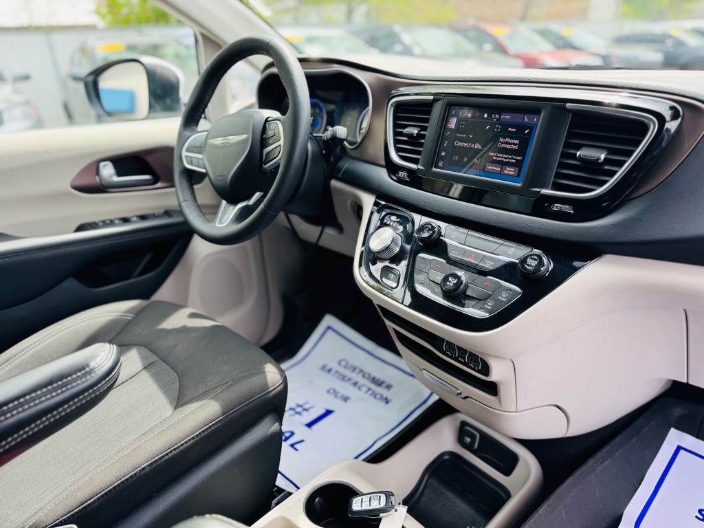 2023 Chrysler Voyager Image 25
