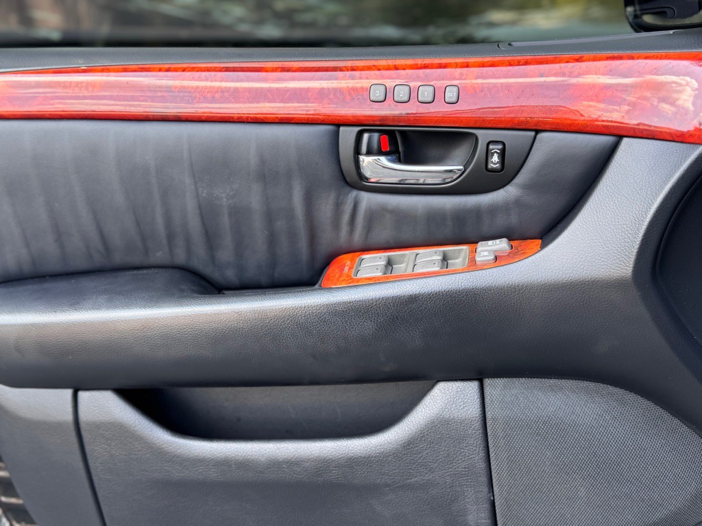 2005 Lexus LS Image 28