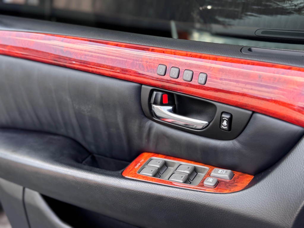 2005 Lexus LS Image 29