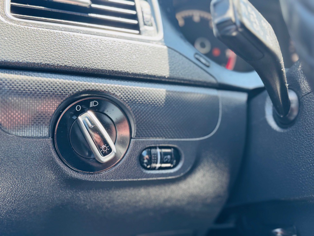 2011 Volkswagen Jetta Image 24