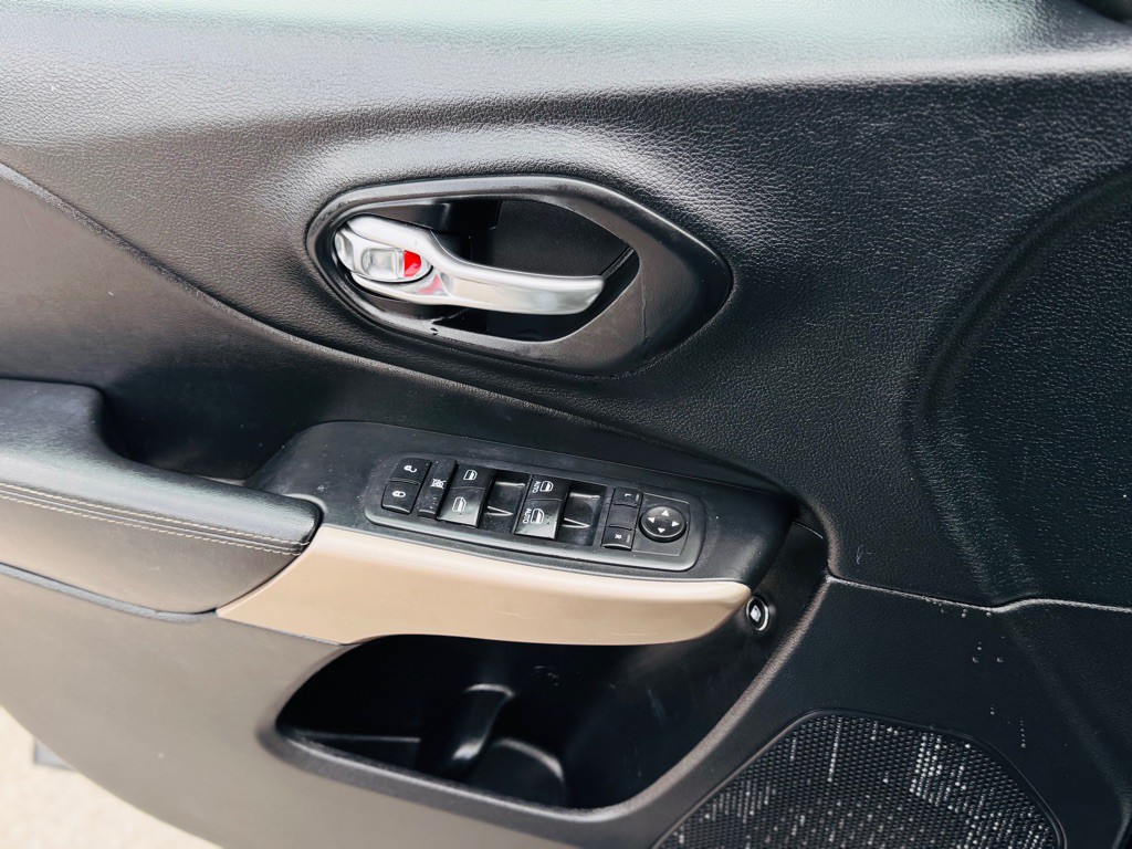 2017 Jeep Cherokee Image 15