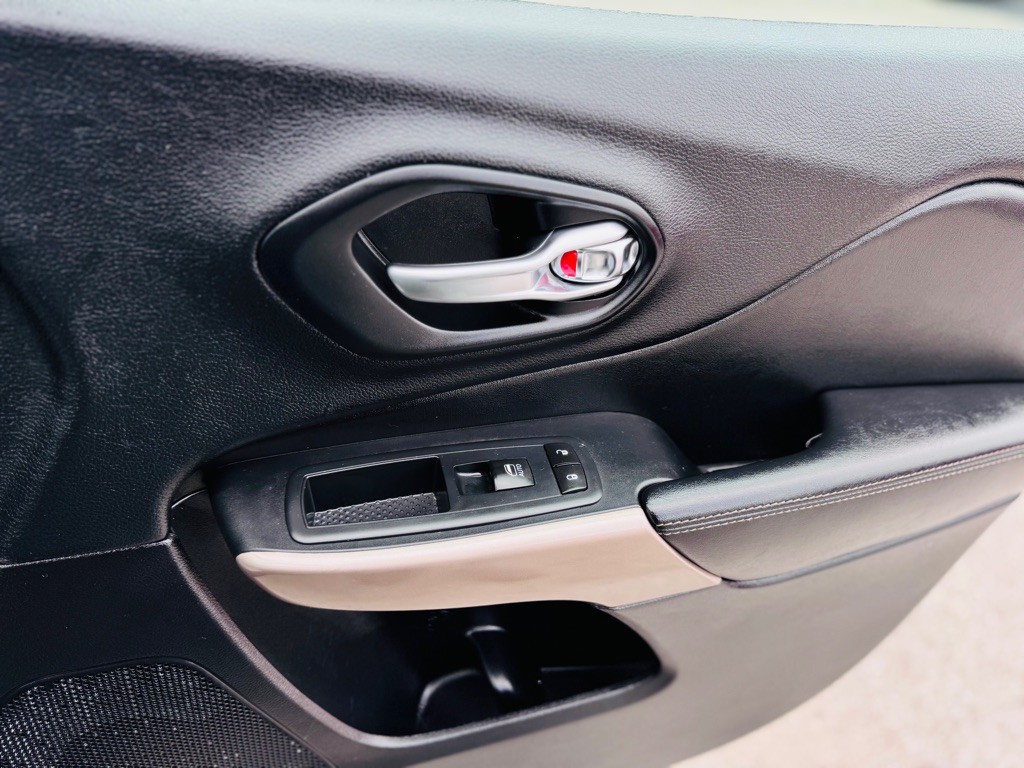 2017 Jeep Cherokee Image 20