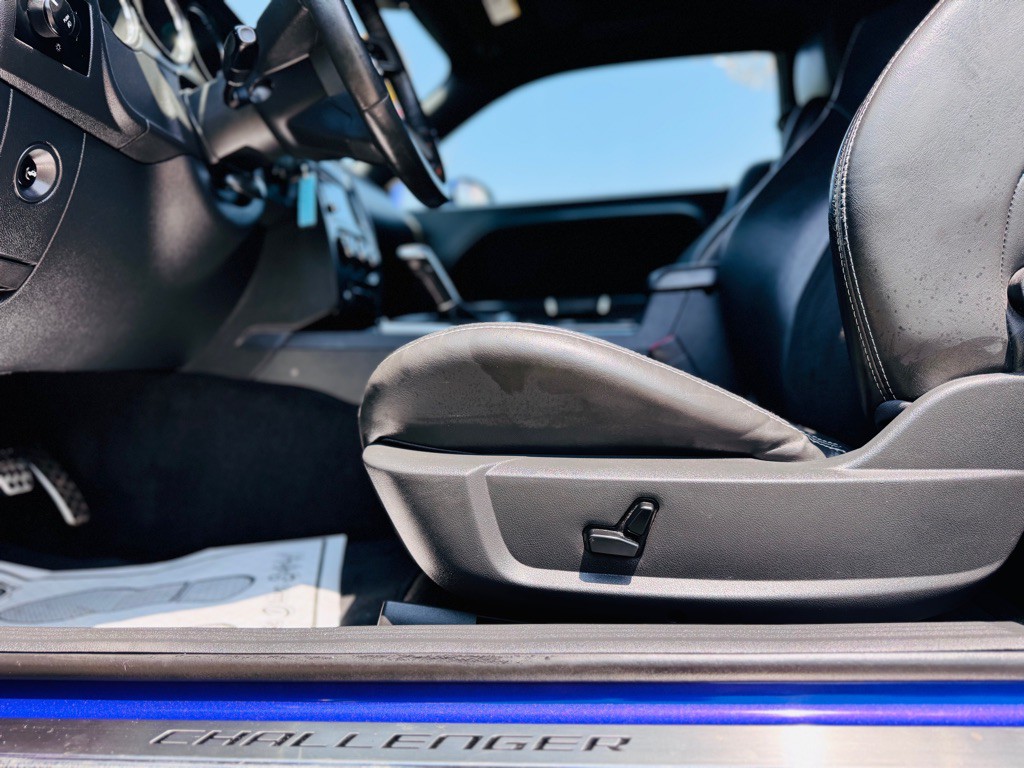 2010 Dodge Challenger Image 28