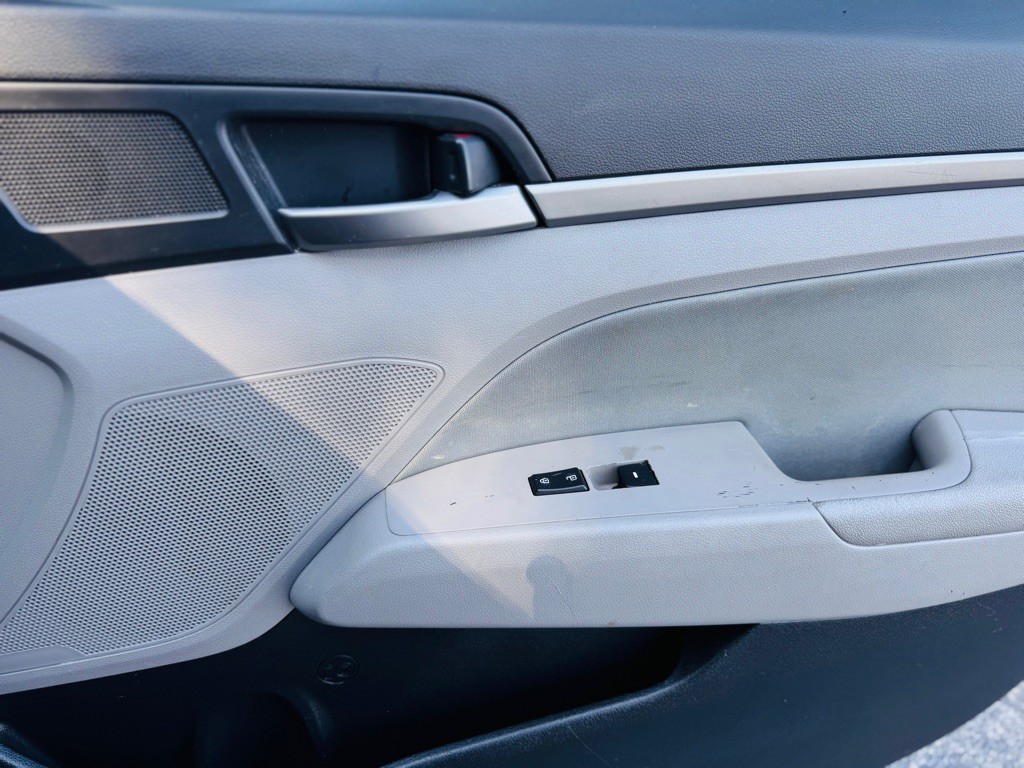 2017 Hyundai Elantra Image 16