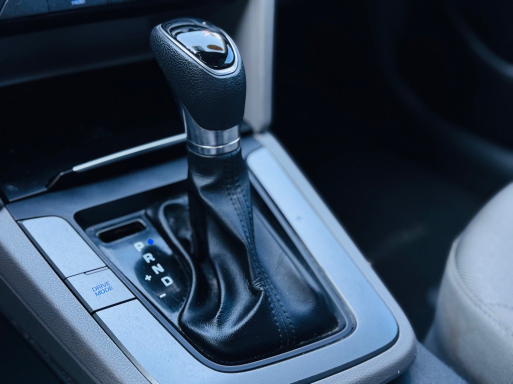 2017 Hyundai Elantra Image 31
