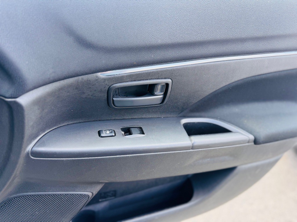2014 Mitsubishi Outlander Image 16