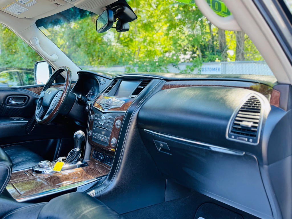 2017 INFINITI QX80 Image 24