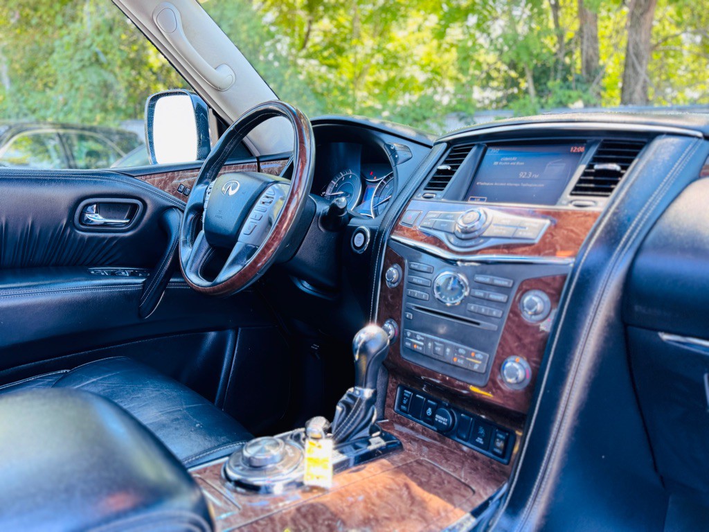 2017 INFINITI QX80 Image 25
