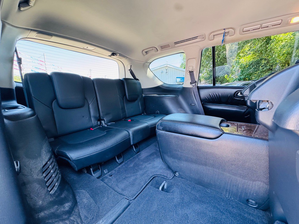 2017 INFINITI QX80 Image 32