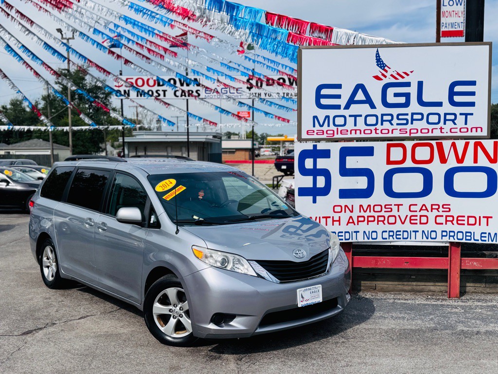 2014 Toyota Sienna Image 2