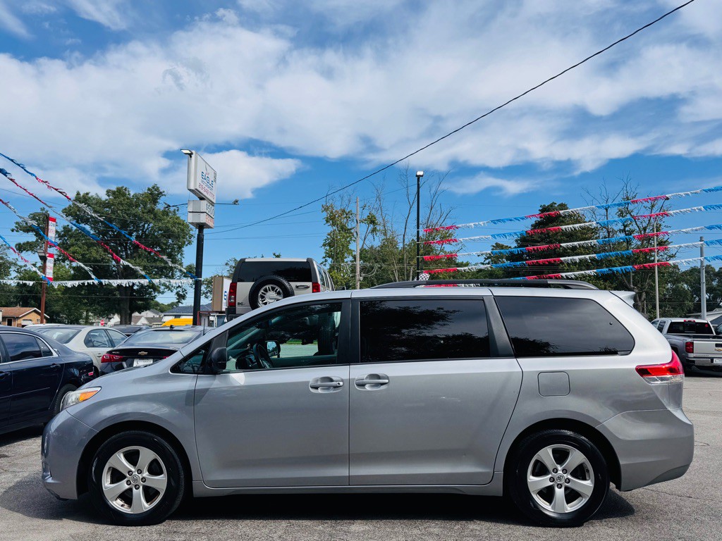 2014 Toyota Sienna Image 11