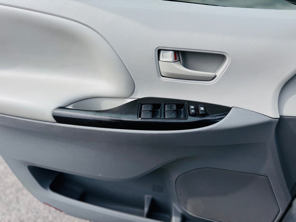 2014 Toyota Sienna Image 15