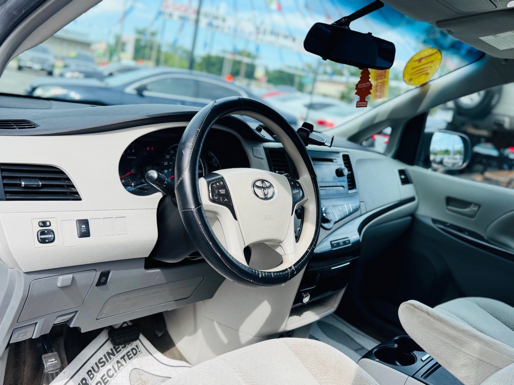 2014 Toyota Sienna Image 16