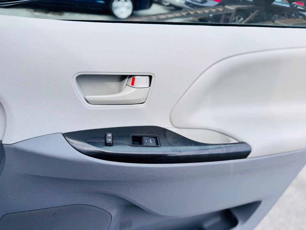 2014 Toyota Sienna Image 19