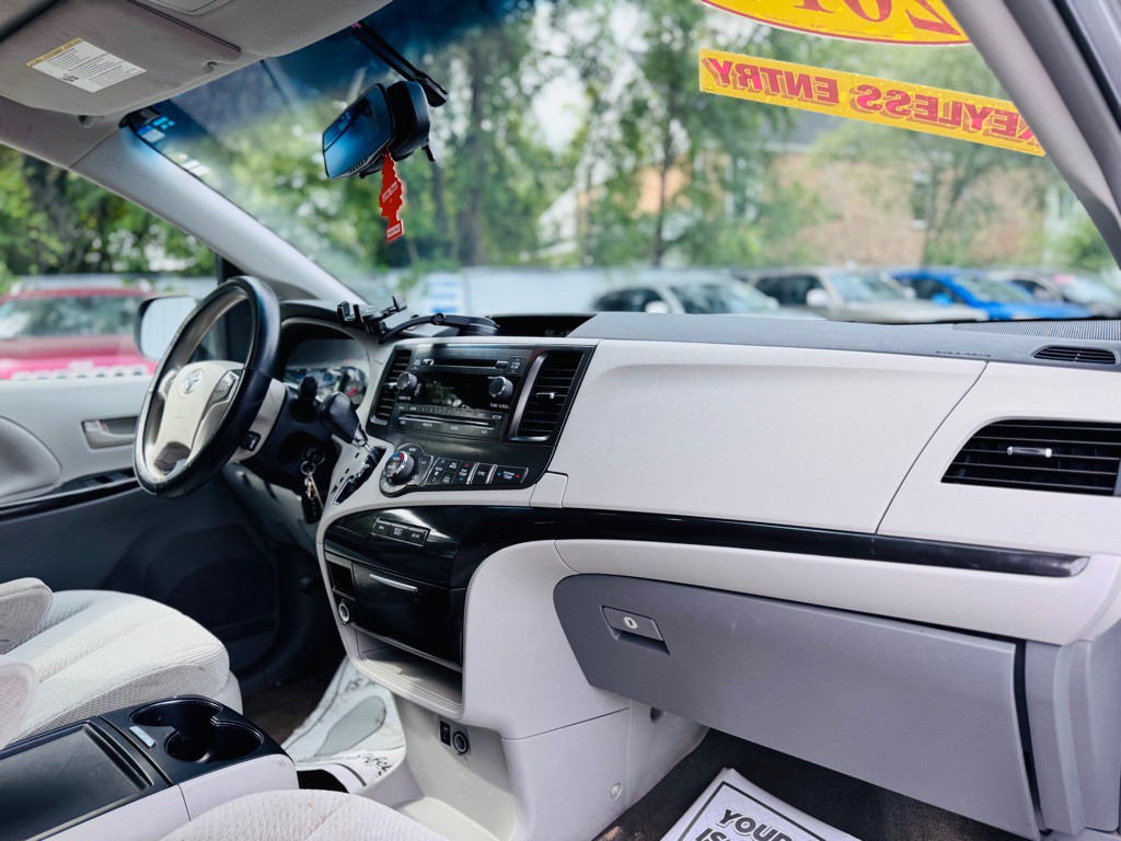 2014 Toyota Sienna Image 20