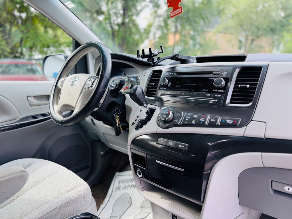 2014 Toyota Sienna Image 21