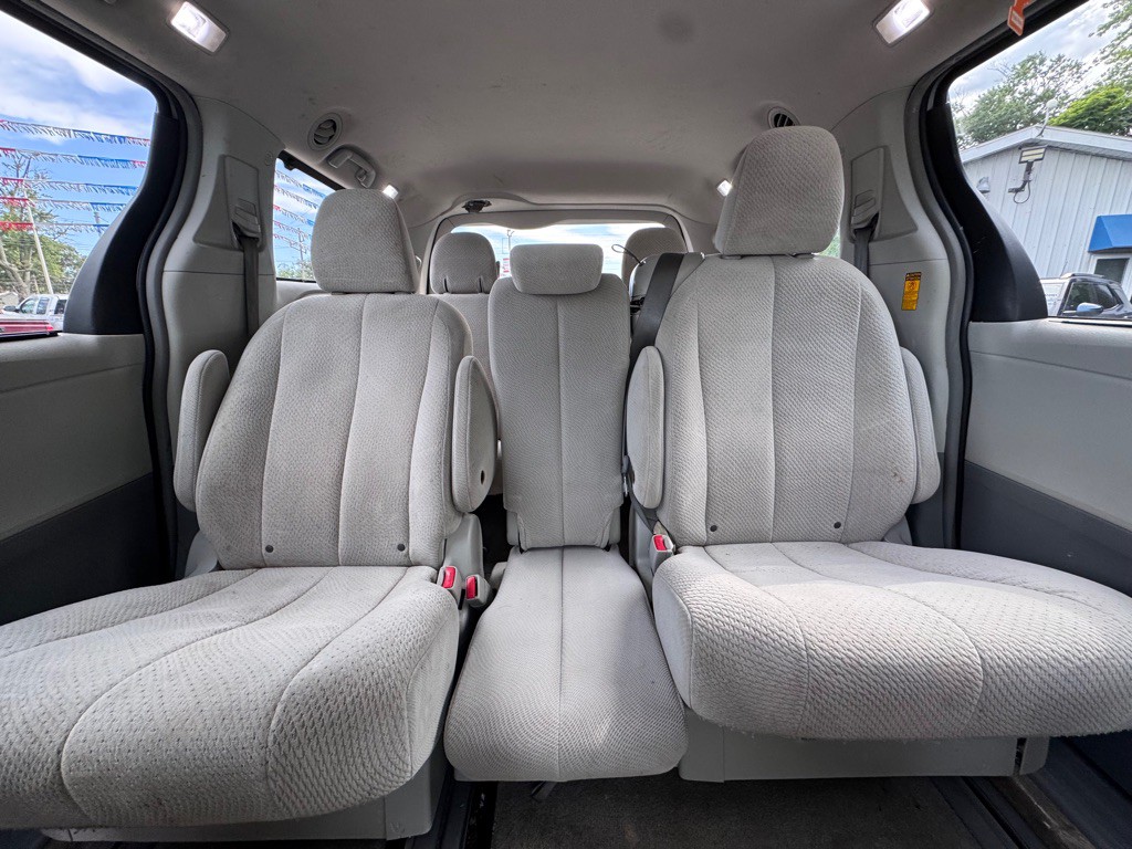 2014 Toyota Sienna Image 23
