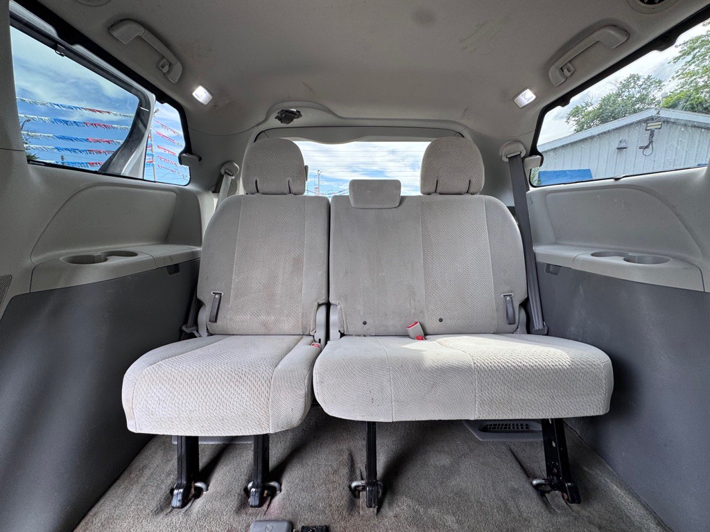 2014 Toyota Sienna Image 24