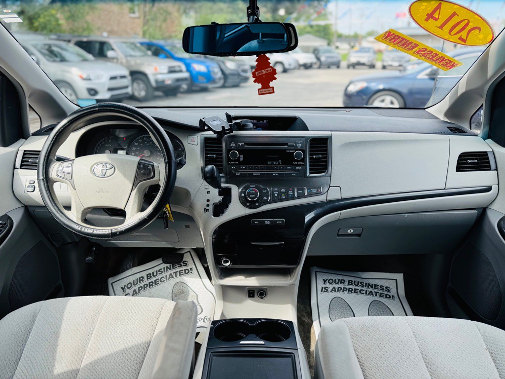 2014 Toyota Sienna Image 25