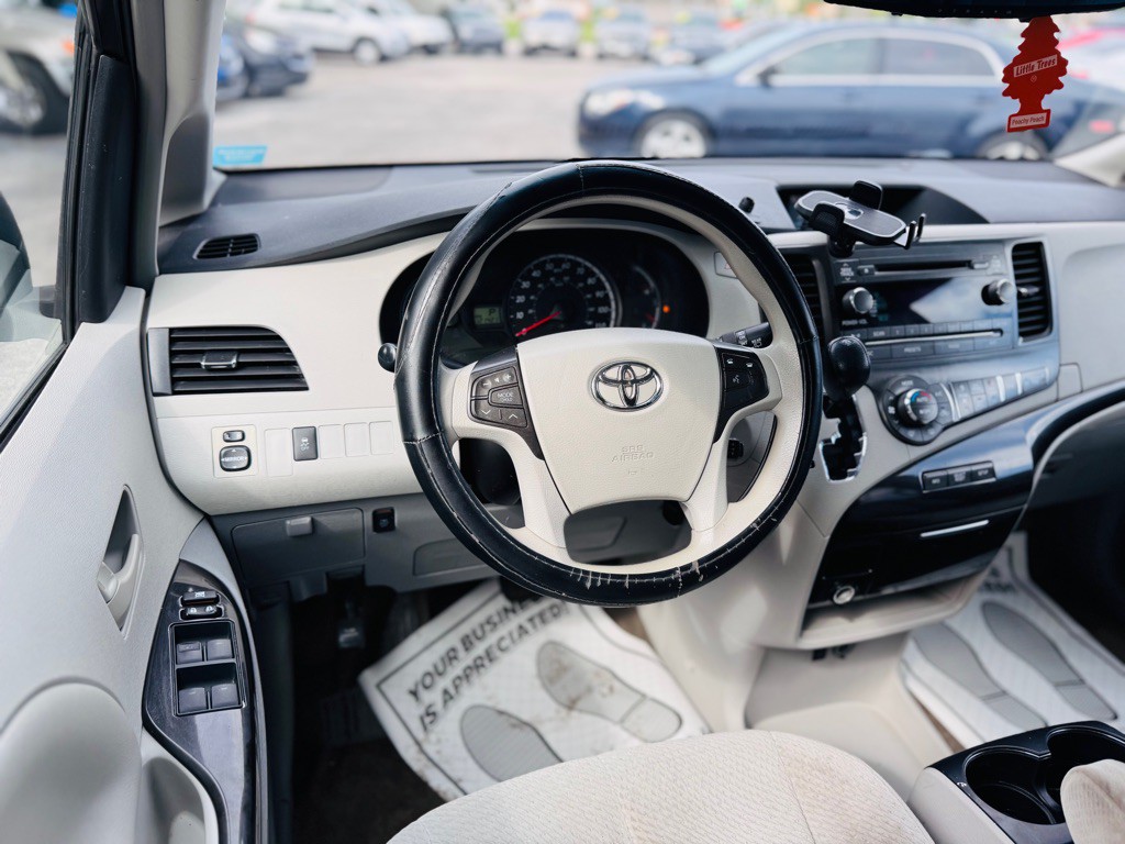 2014 Toyota Sienna Image 26