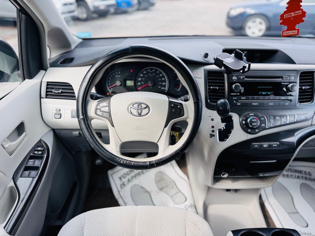 2014 Toyota Sienna Image 27