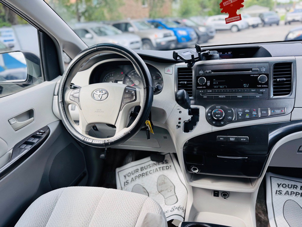 2014 Toyota Sienna Image 28
