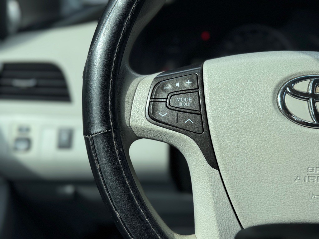 2014 Toyota Sienna Image 30
