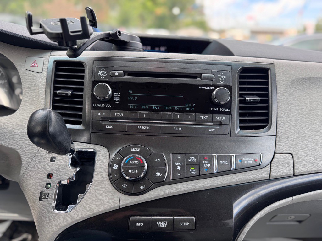 2014 Toyota Sienna Image 36