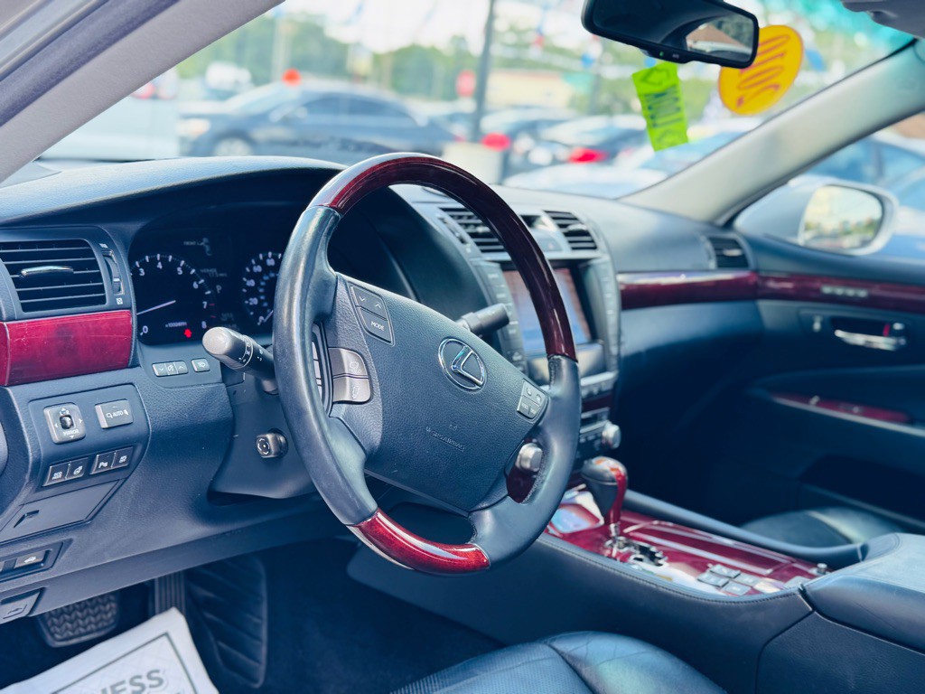2010 Lexus LS Image 20