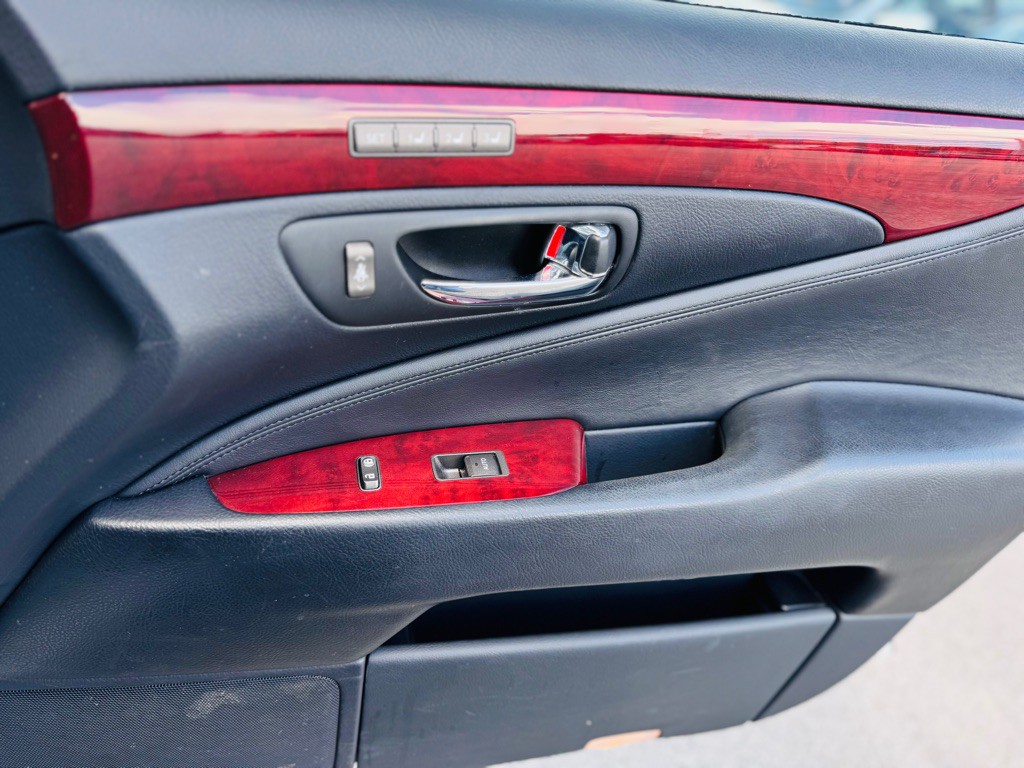 2010 Lexus LS Image 23