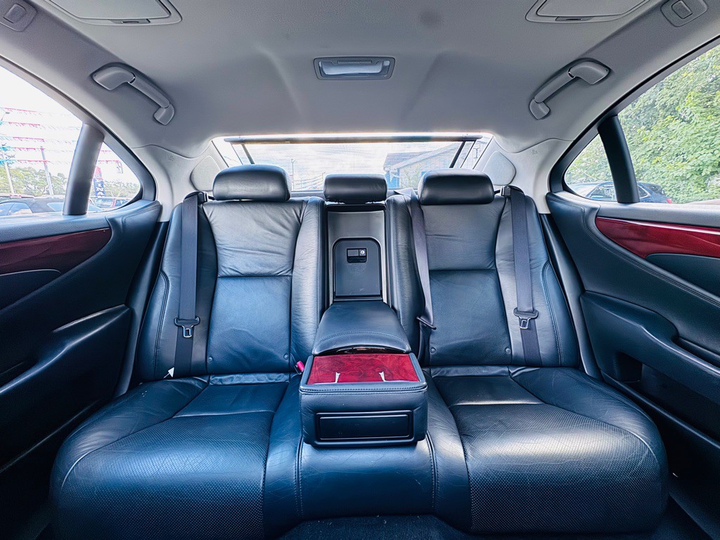 2010 Lexus LS Image 30