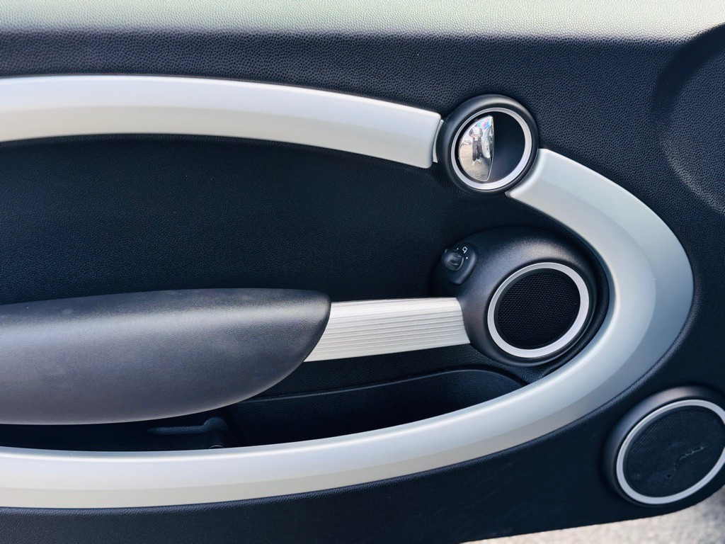 2013 MINI Cooper Image 18