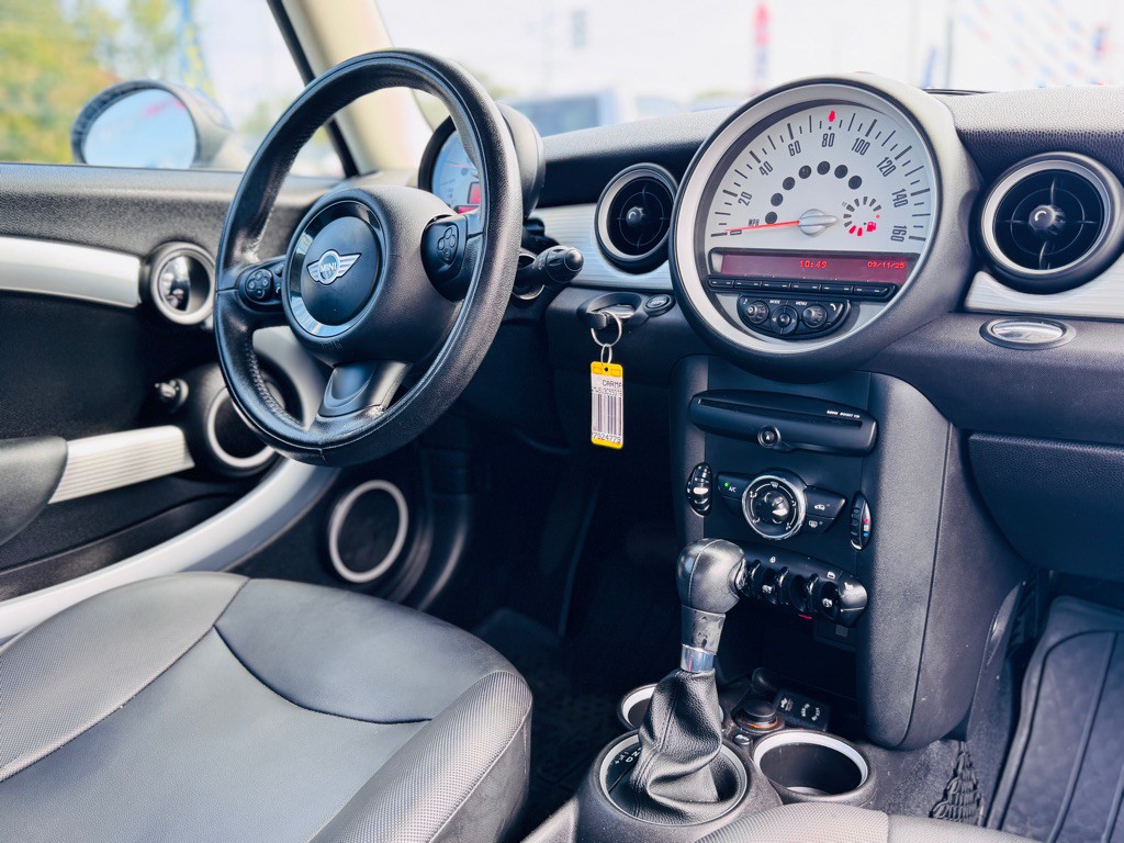 2013 MINI Cooper Image 26