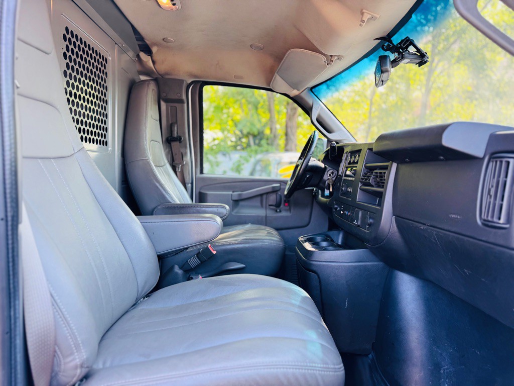 2020 Chevrolet Express Image 21