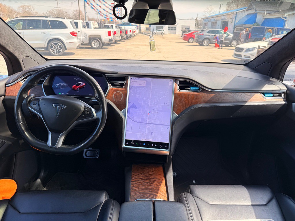 2017 Tesla Model X Image 21