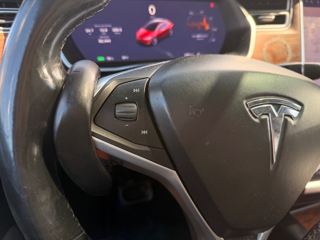 2017 Tesla Model X Image 25