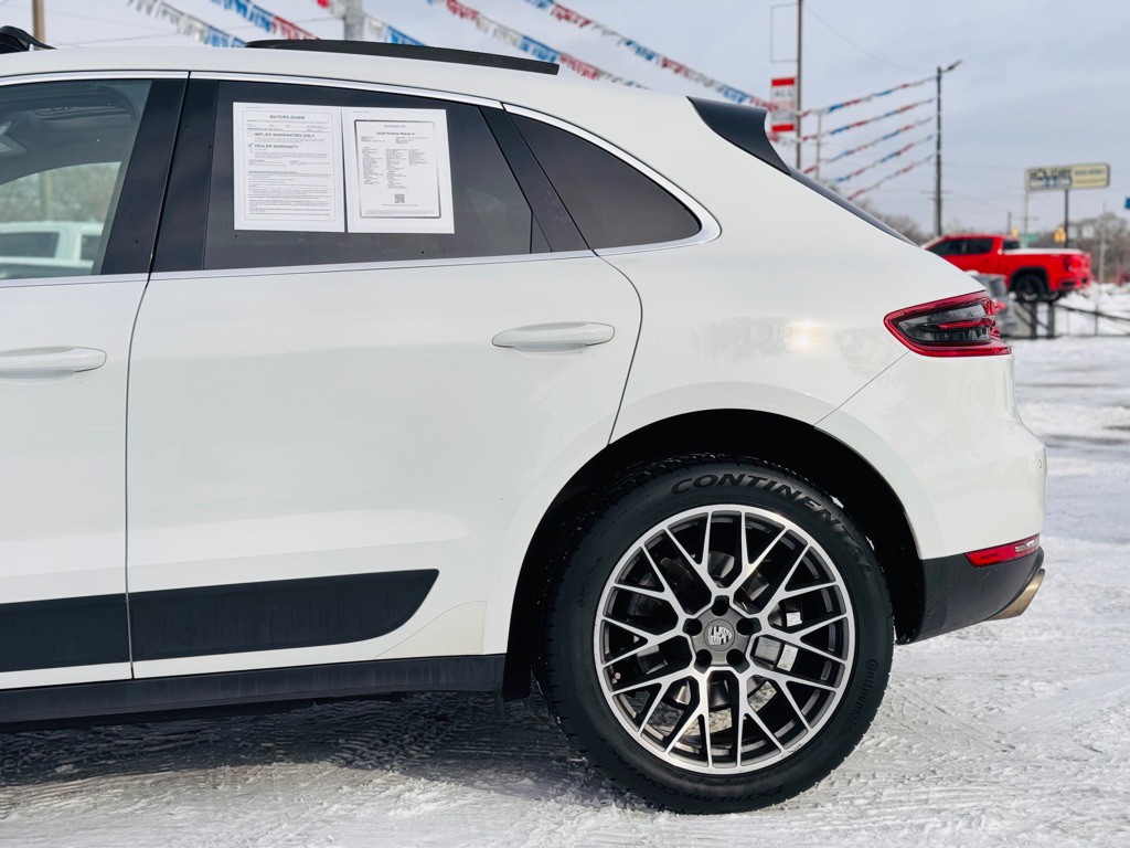 2018 Porsche Macan Image 18