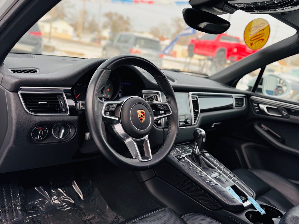 2018 Porsche Macan Image 32