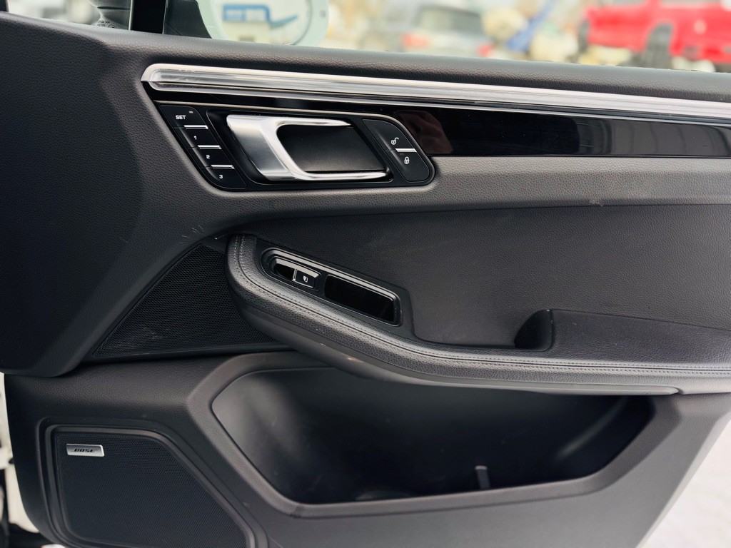 2018 Porsche Macan Image 36