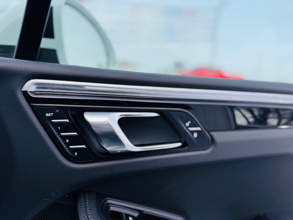 2018 Porsche Macan Image 37