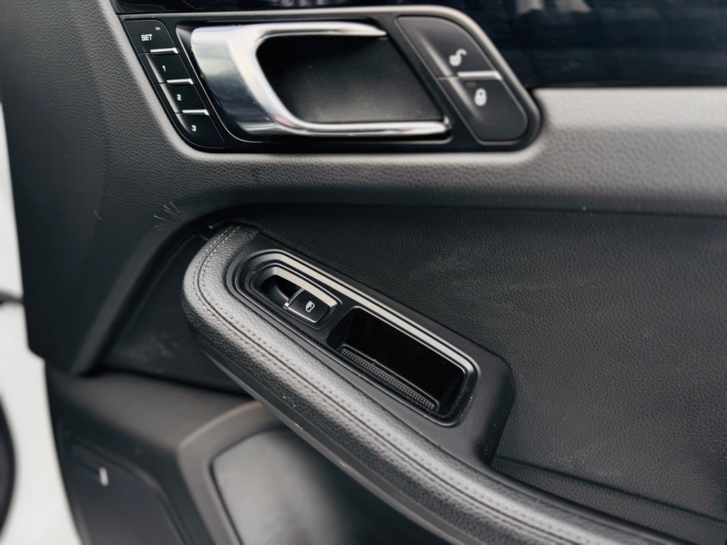 2018 Porsche Macan Image 38